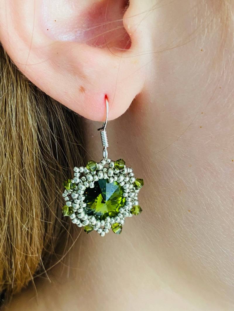 Chartreuse Olivgrüne Swarovski Kristall Sterling Silber Ohrhänger, Handgemachte Einzigartige Urlaub Schmuck Geschenk Boho Grüne Statement Ohrringe von BeadCreativityByOlia