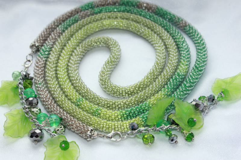 Layered Ombre Grün Und Silber Lariat Halskette Für Frauen Extra Lang Quaste Rocailles Häkelschmuck von BeadCreativityByOlia