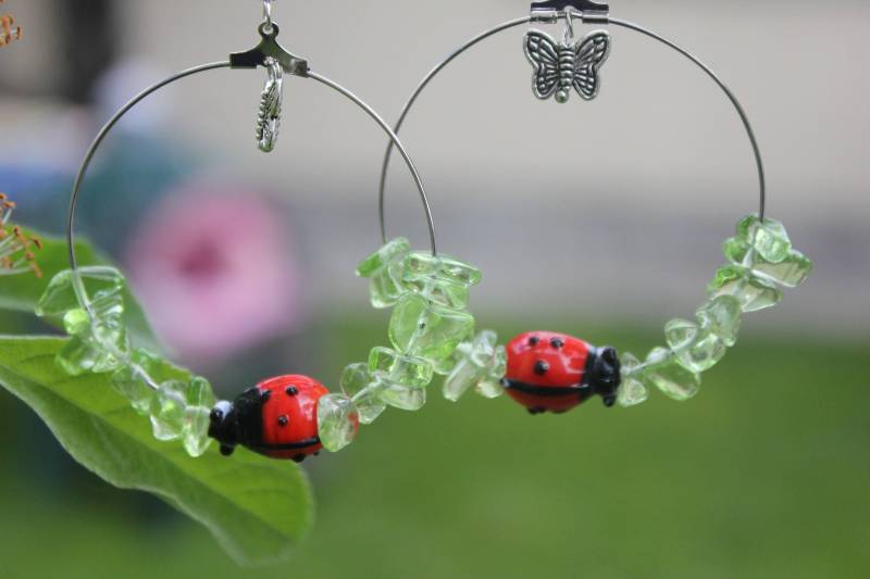 Marienkäfer Schmetterling Charme, Peridot Creolen Mit Geburtstagsgeschenk Grüne Sommer Ohrringe Kristall Marienkäfer Schmetterling Charme, Peridot Creolen Mit Geburtstagsgeschenk Grüne Sommer Ohrringe Kristall von BeadCreativityByOlia