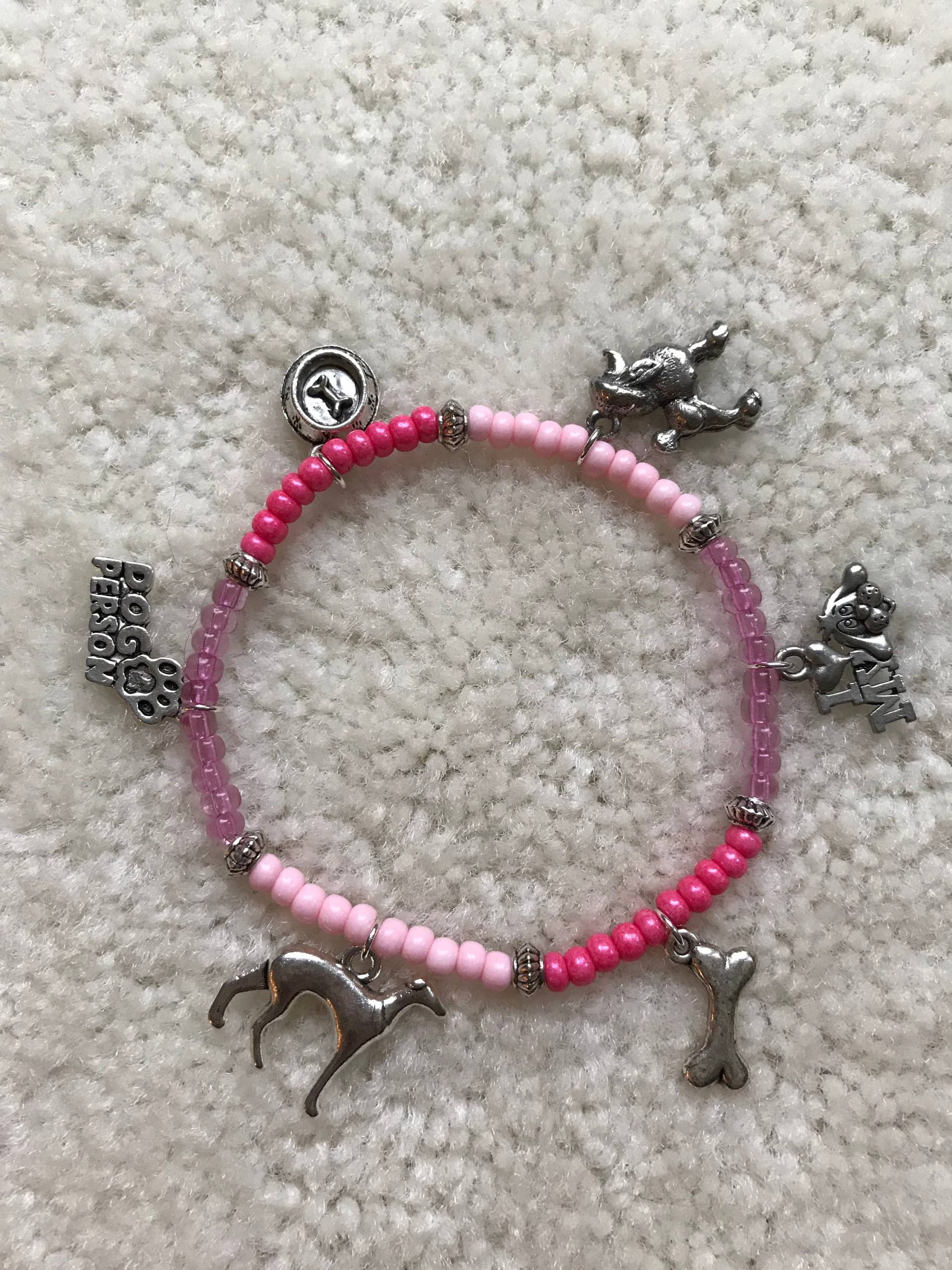 Gals Bester Freund Hund Seed Bead Charm Armband Gals Bester Freund Hund Seed Bead Charm Armband von BeadEeye