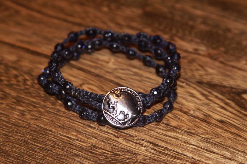 Dreifacher Wickelknopf Aus Blauem Sandstein Und Metallbüffel von BeadGirlArt