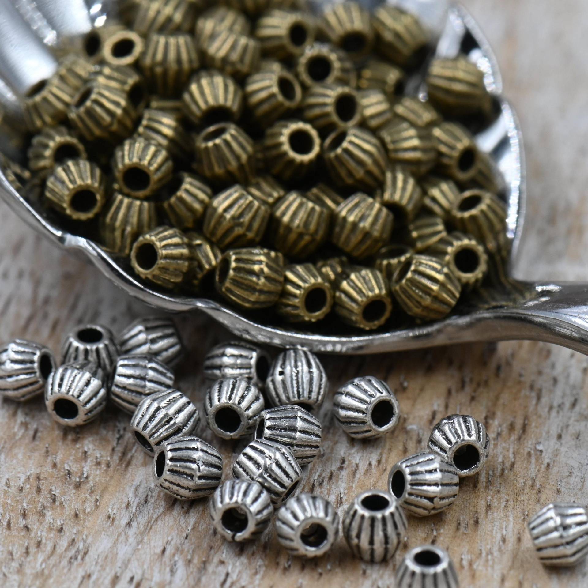 Bronze Oder Antik Silber, Gewellte Bicone 4 Mm. Verkauft Pro 100Er-Packung Bronze Oder Antik Silber, Gewellte Bicone 4 Mm. Verkauft Pro 100Er-Packung von BeadGirlzBoutique