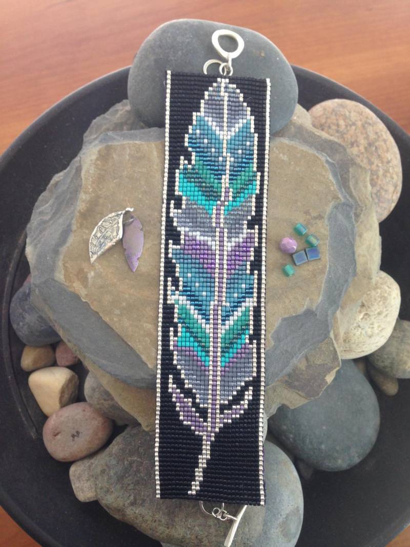 Bemalte Feder 3 von BeadLoomery