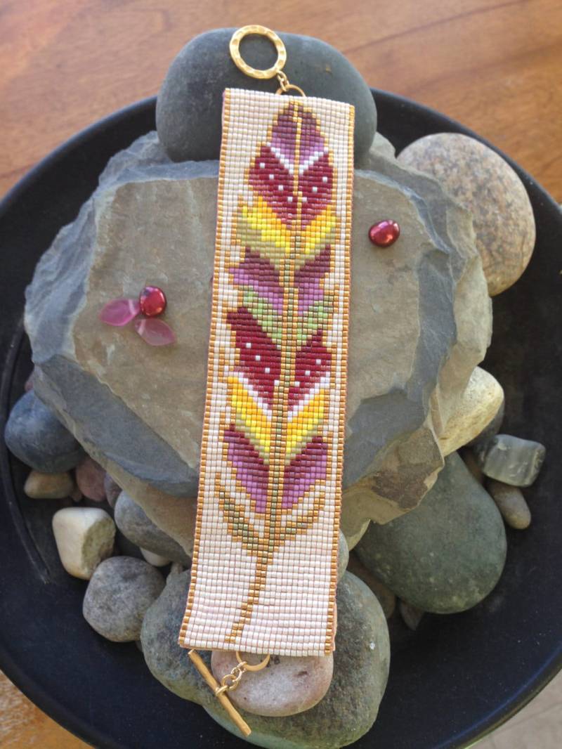 Bemalte Feder-Armband von BeadLoomery