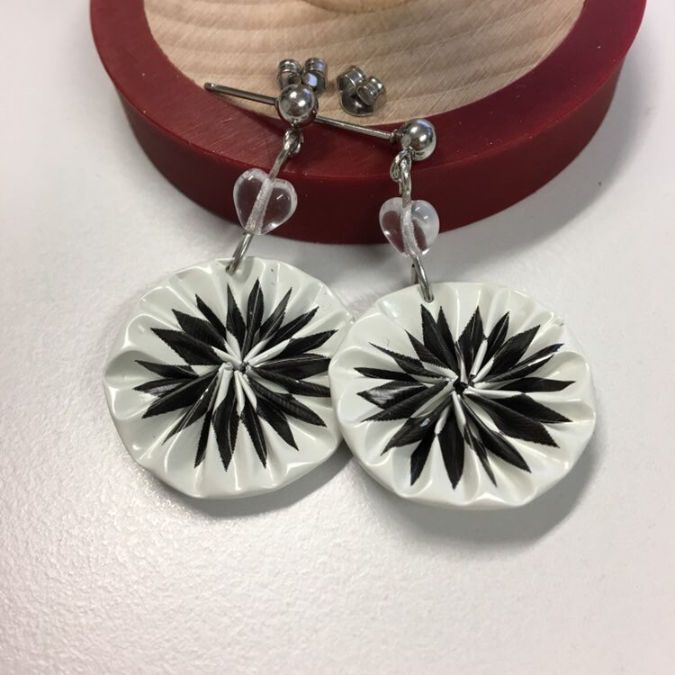 Beadnes Kaffeekapsel Ohrringe - Rund Schwarz Weiß Muster Upcycling von BeadNes