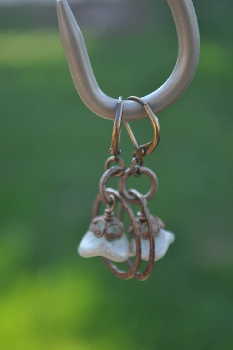 Antike Blumen Ohrringe von BeadOnAWireBoutique