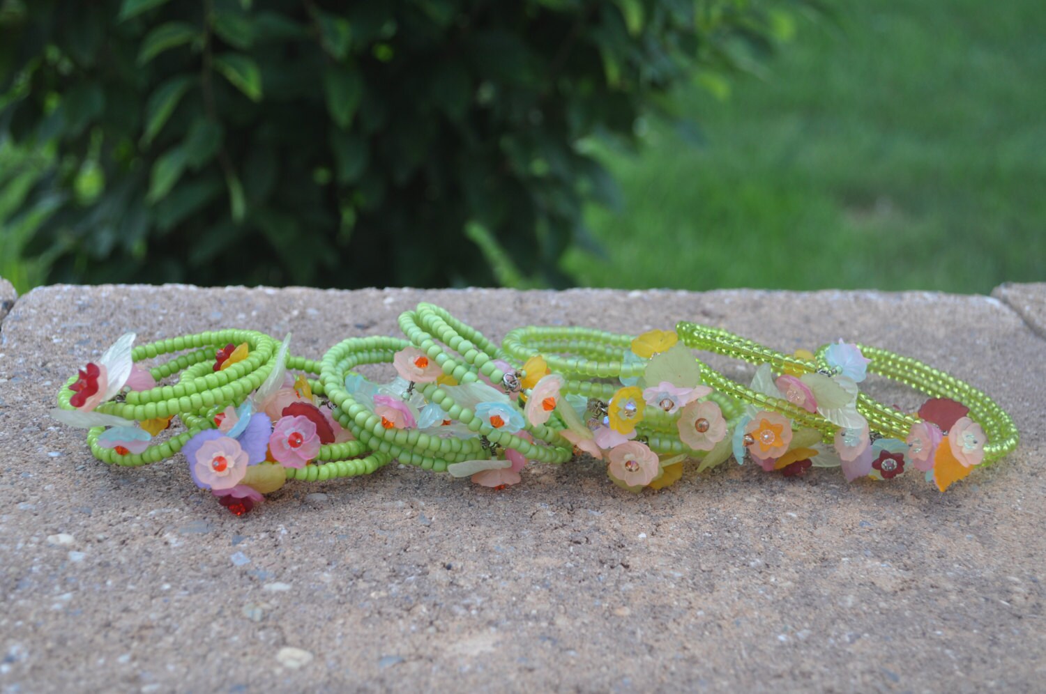 Blumenstrauß Memory Wire Armbänder von BeadOnAWireBoutique