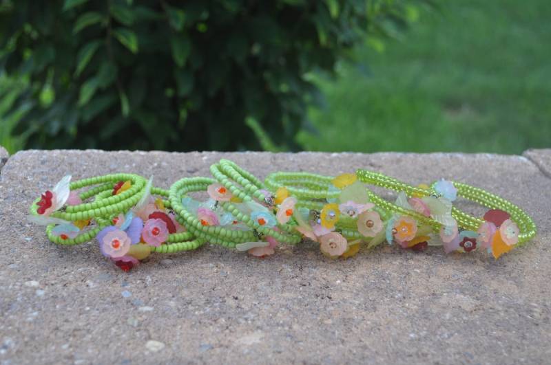 Blumenstrauß Memory Wire Armbänder von BeadOnAWireBoutique