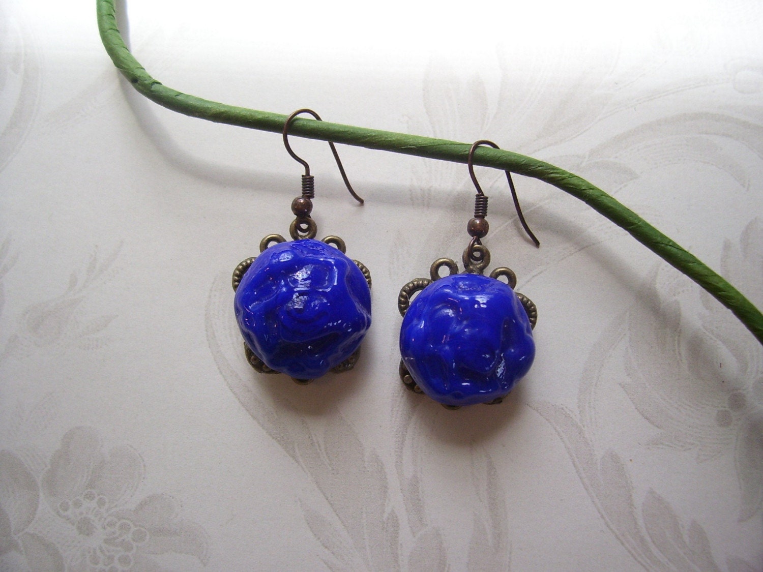 Die Midnight Peacock Ohrringe, Vintage Glas Dunkelblau Schmuck Die Midnight Peacock Ohrringe, Vintage Glas Dunkelblau Schmuck von BeadRee
