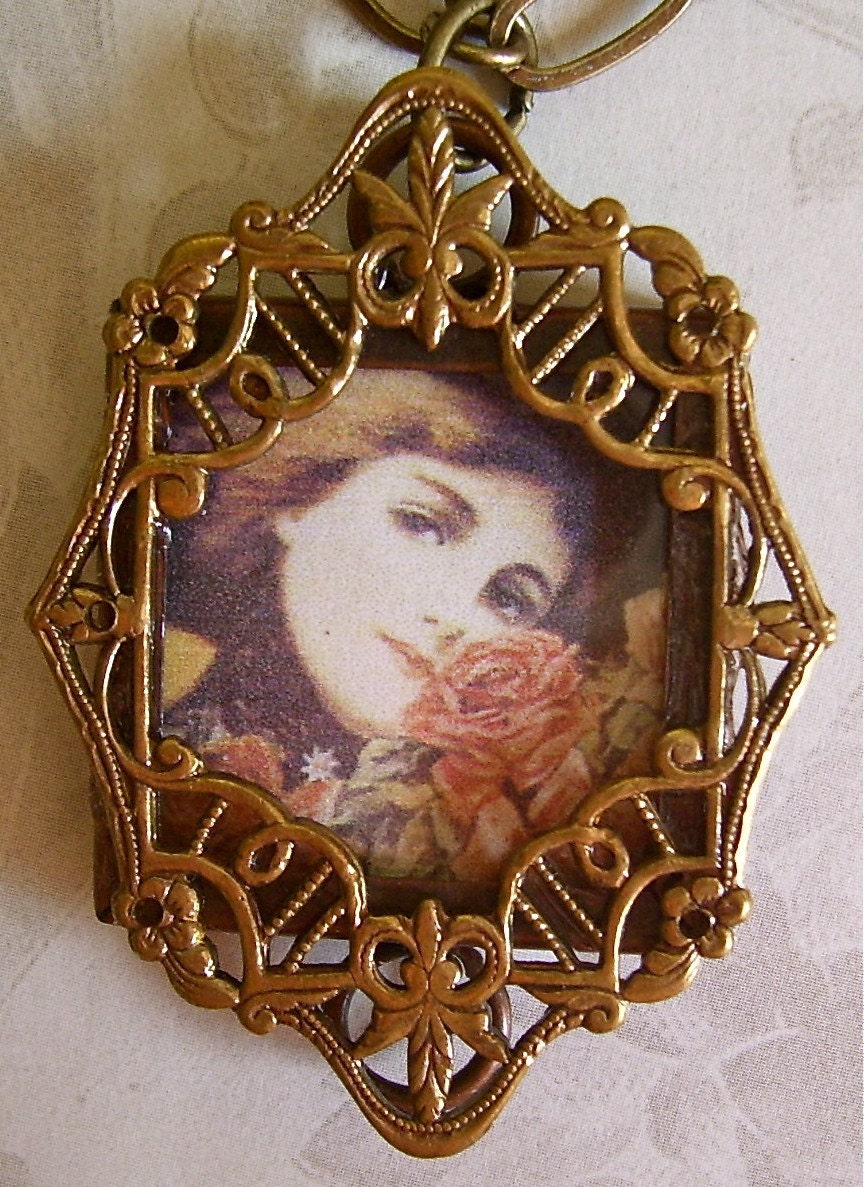 La Belle Dame Avec Fleur | Deco, Vintage Messing Anhänger Halskette, Antiken Stil Schmuck, Art-Deco-Schmuck La Belle Dame Avec Fleur | Deco, Vintage Messing Anhänger Halskette, Antiken Stil Schmuck, Art-Deco-Schmuck von BeadRee