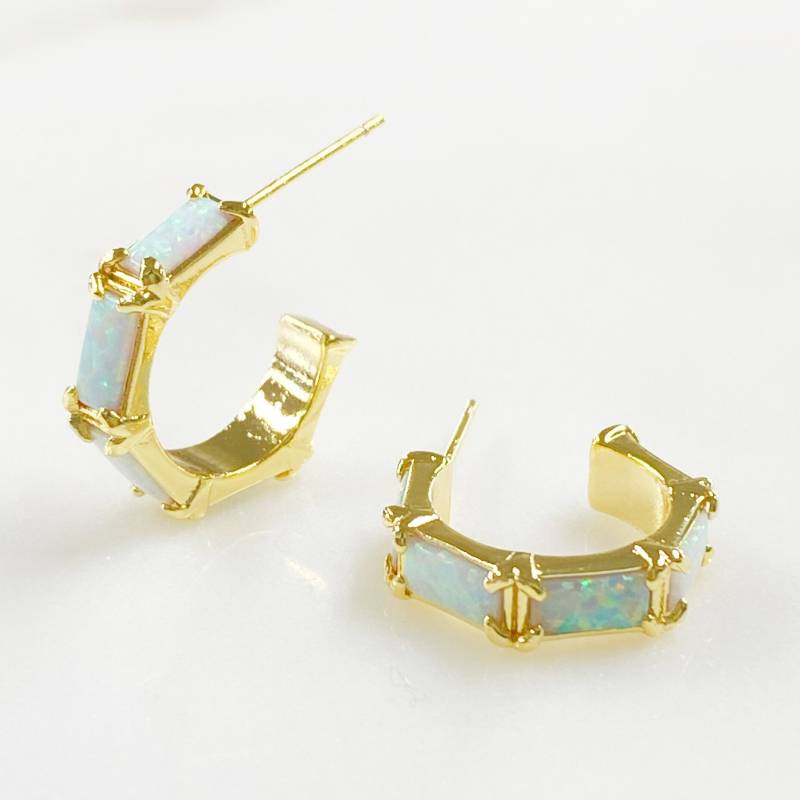 Weiße Opal Edelstein Ohrringe Vergoldet Halb Hoops Ready To Wear Hoop von BeadSourceInc