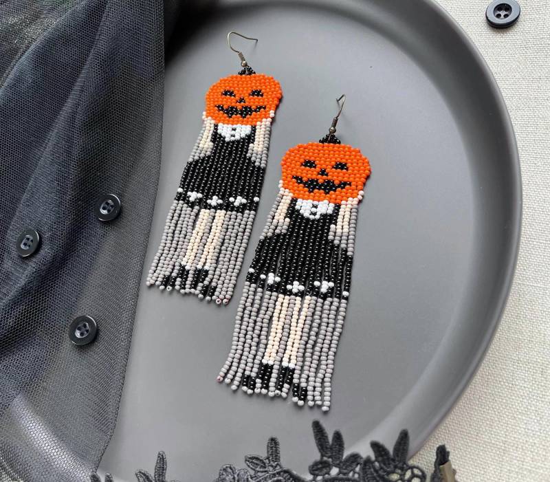Kürbis Kopf Mädchen Perlen Fransen Ohrringe Halloween Handgewebte Ohrringe, Boho Perlenschmuck, Herbst, Gruselig von BeadandBergamot
