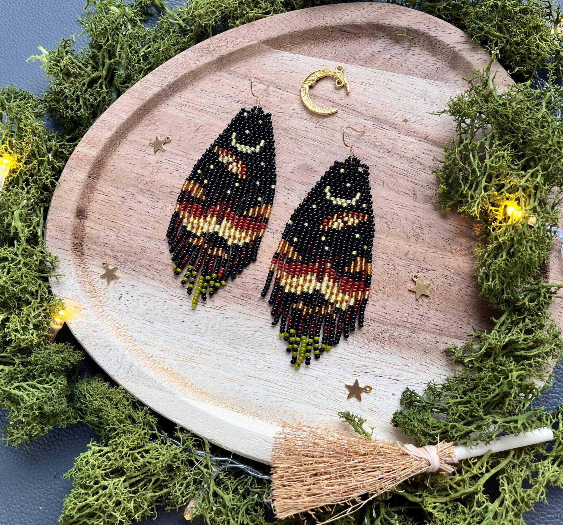 Motte Perlen Fransen Ohrringe Insekt Boho Handgewebte Ohrringe, Perlenschmuck, Wald, Folk, Mond von BeadandBergamot