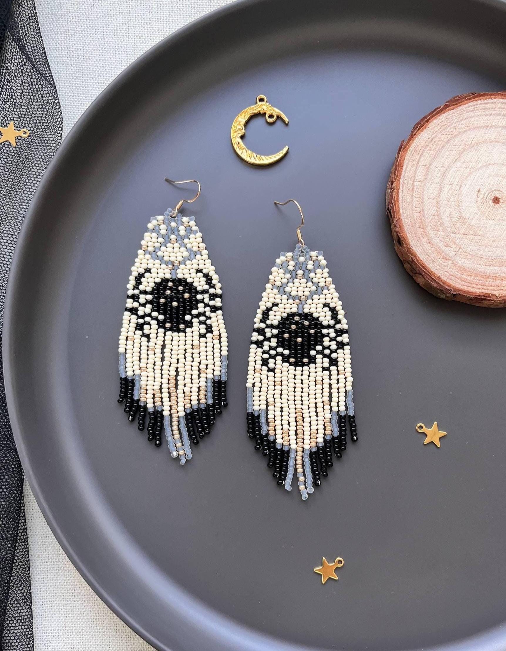 Spinne Perlen Fransen Ohrringe Boho Handgewebte Ohrringe, Folk Perlenschmuck, Spinnennetz, Ethnisch, Insekt, Eingeborene von BeadandBergamot