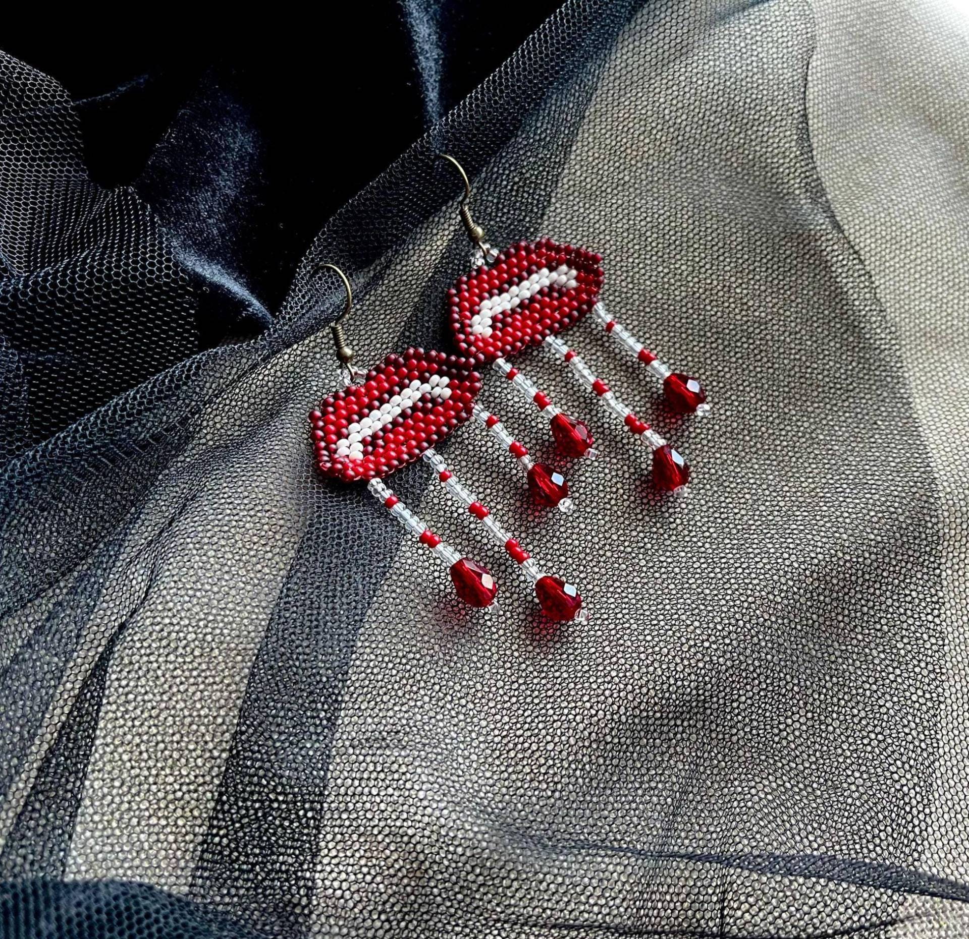 Vampir Lippen Perlen Ohrringe Gothic Handgewebte Ohrringe, Halloween Perlenschmuck, Rot, Gruselig, Vintage, Herbst von BeadandBergamot