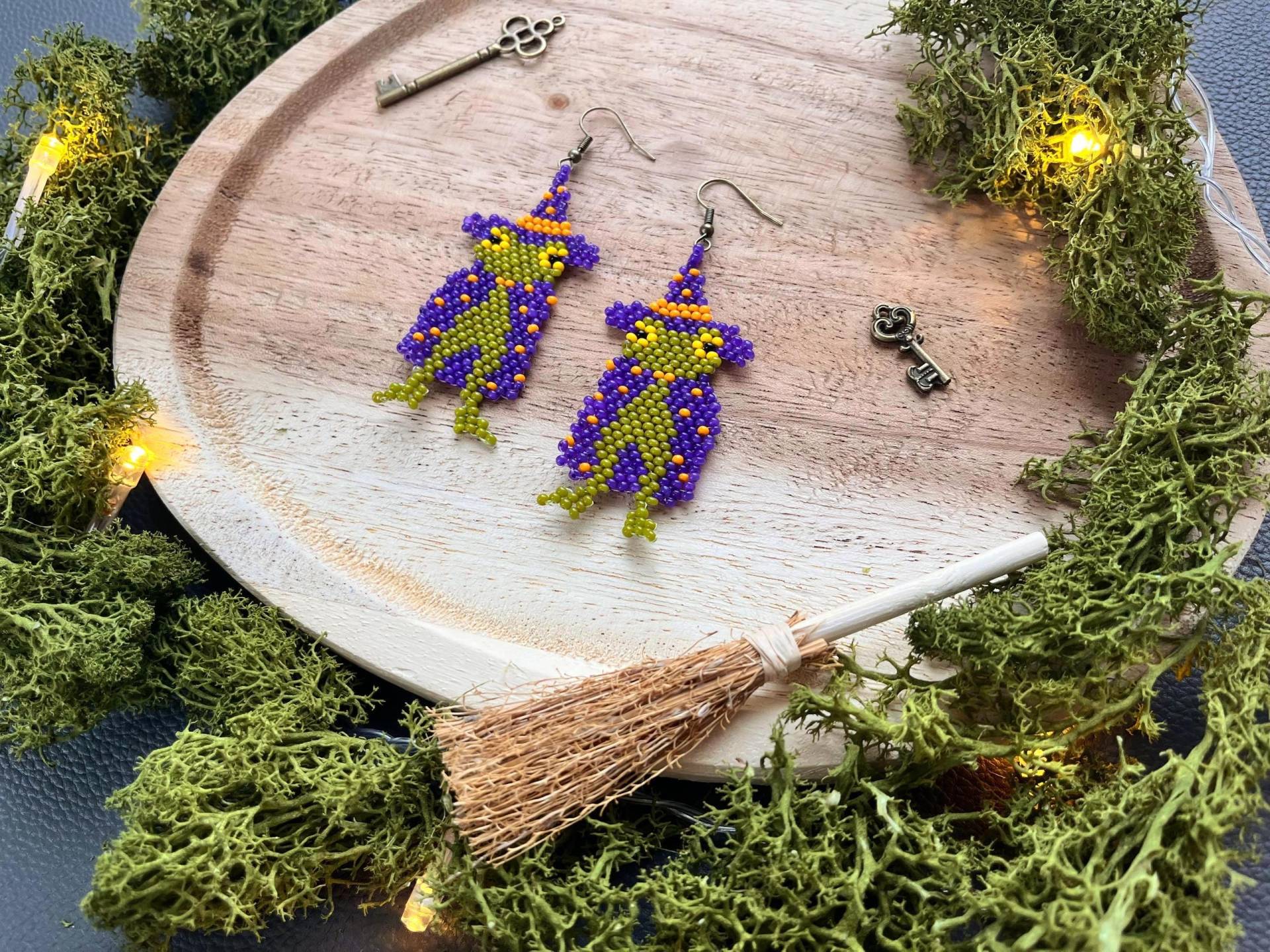 Zauberer Frosch Perlen Ohrringe Hexe Boho Handgewebte Ohrringe, Halloween Perlenschmuck, Wald, Herbst, Kröte von BeadandBergamot