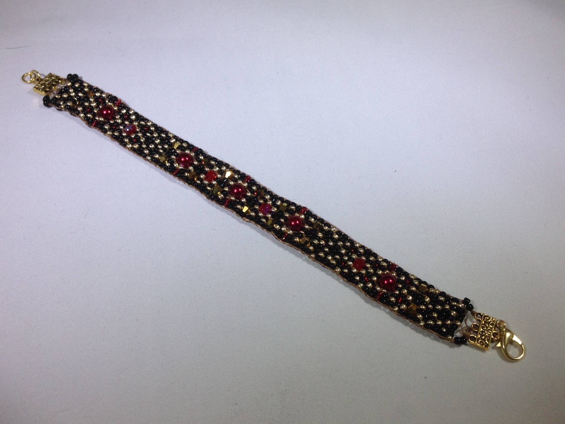 Schwarz, Gold Und Rot Perlen-Armband von BeadandStoneJewelry