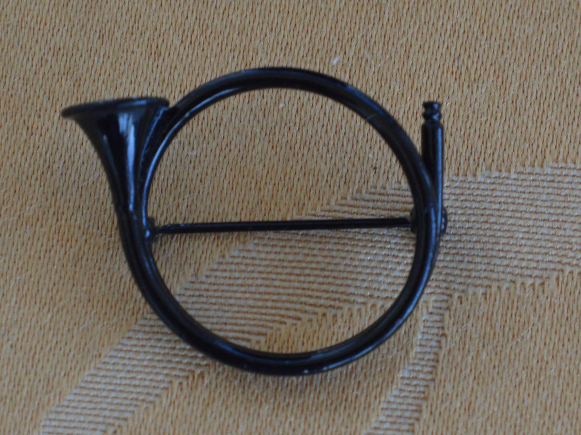 Black Enamel French Horn, Bugle Brooch, Pin, Vintage, Musical Instrument | Aj8 Black Enamel French Horn, Bugle Brooch, Pin, Vintage, Musical Instrument | Aj8 von Beadazzle27