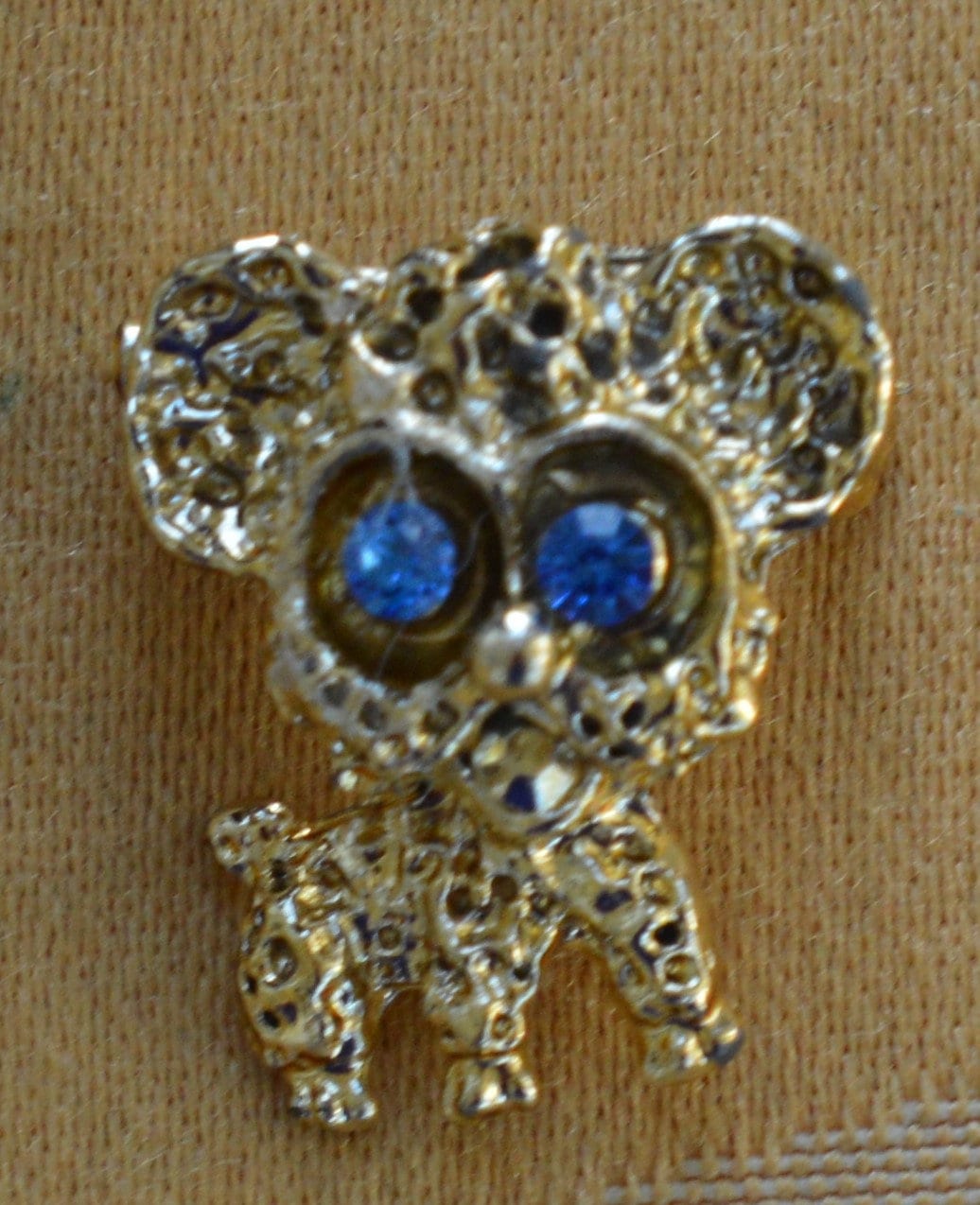 Blauer Rheinstein Hund Pin, Gold-Ton, Vintage | Ao2 Blauer Rheinstein Hund Pin, Gold-Ton, Vintage | Ao2 von Beadazzle27