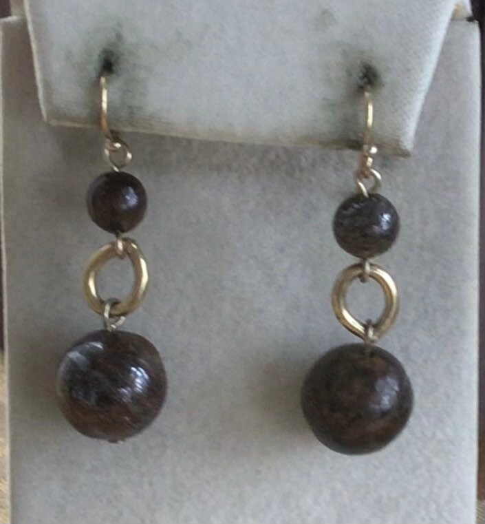 Braune Halbedelstein Perlen Ohrringe, Goldton, Vintage | D15 von Beadazzle27