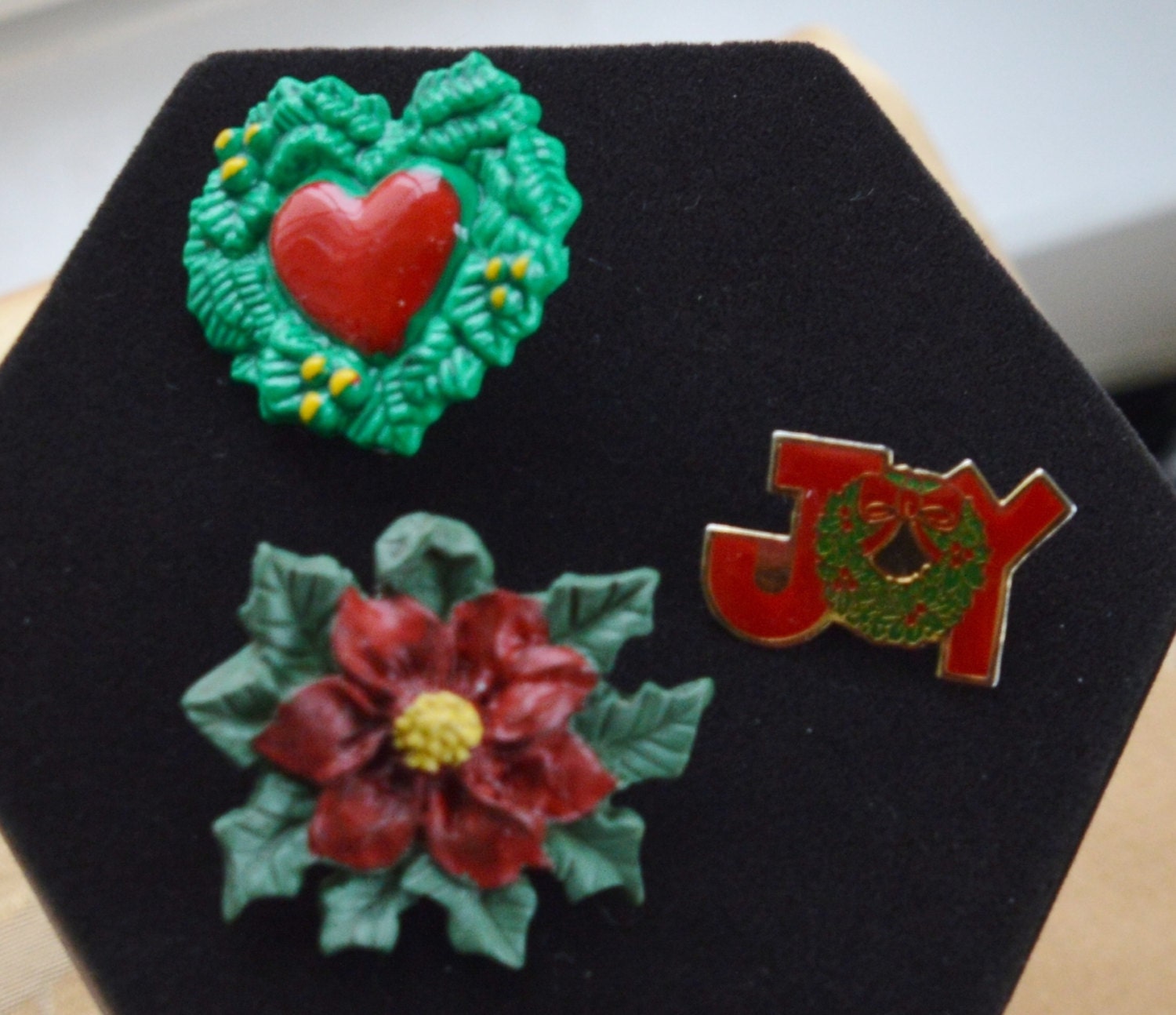 Cute Vintage Weihnachten Pin Lot, Kunststoff, Metall, Herz-Kranz, Weihnachtsstern, Freude Cute Vintage Weihnachten Pin Lot, Kunststoff, Metall, Herz-Kranz, Weihnachtsstern, Freude von Beadazzle27
