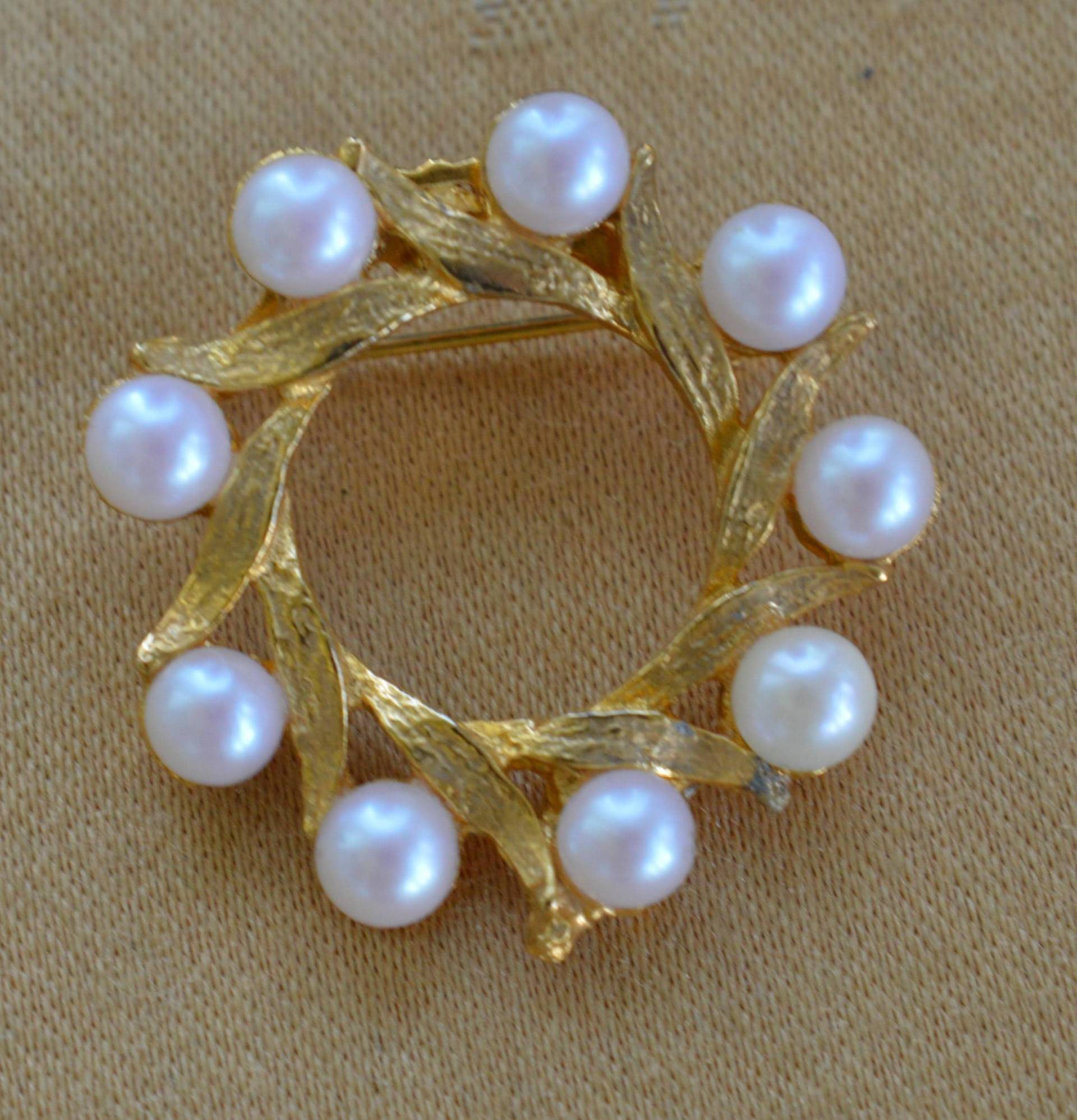 Faux Pearl Leaf Circle Brosche, Goldton, Vintage, "Dubarry" | Ae7 von Beadazzle27