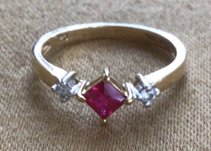 Faux Rubin, Diamant Zirkonia 10Kt Gelbgold Ring, Größe 6.5 | Tb200 Faux Rubin, Diamant Zirkonia 10Kt Gelbgold Ring, Größe 6.5 | Tb200 von Beadazzle27