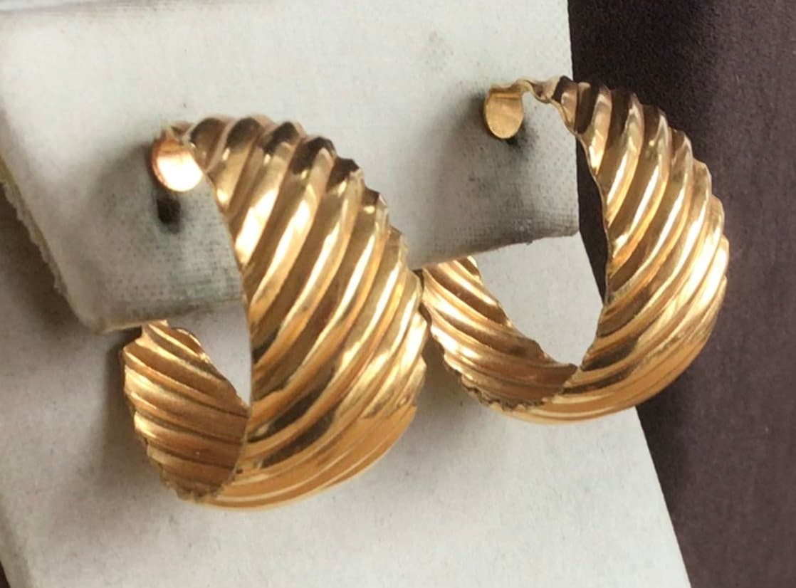 Goldfarbene Gerippte Breite Hoop Clip Ohrringe, Vintage | O17 von Beadazzle27