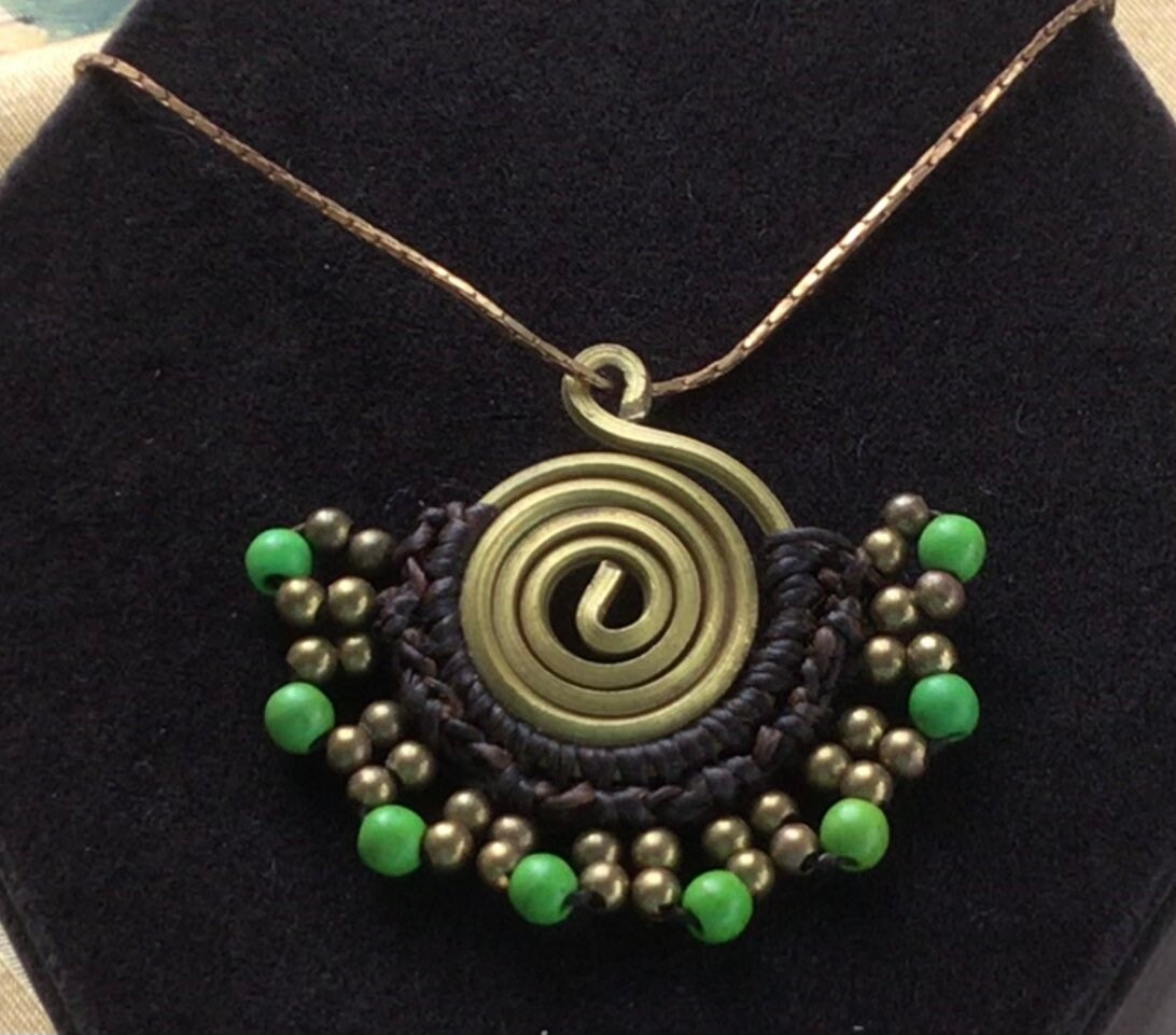 Grüne Perlen, Braun Makramee' Messing Anhänger Halskette, 18", Vintage | G8 von Beadazzle27