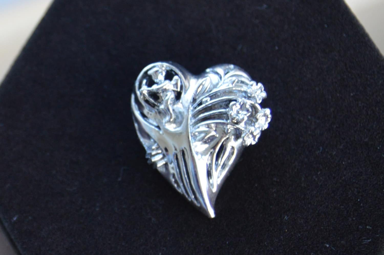 Hübsche Vintage Amor, Silberfarbenes Herz, Florale Brosche, Valentinstag | C6 Hübsche Vintage Amor, Silberfarbenes Herz, Florale Brosche, Valentinstag | C6 von Beadazzle27