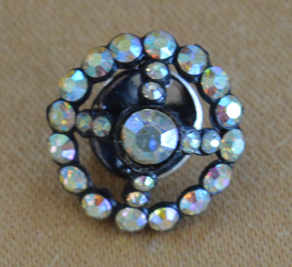 Hübsche Vintage Aurora Borealis Strass, Schwarz Metall-Tac Pin | Ao16 Hübsche Vintage Aurora Borealis Strass, Schwarz Metall-Tac Pin | Ao16 von Beadazzle27