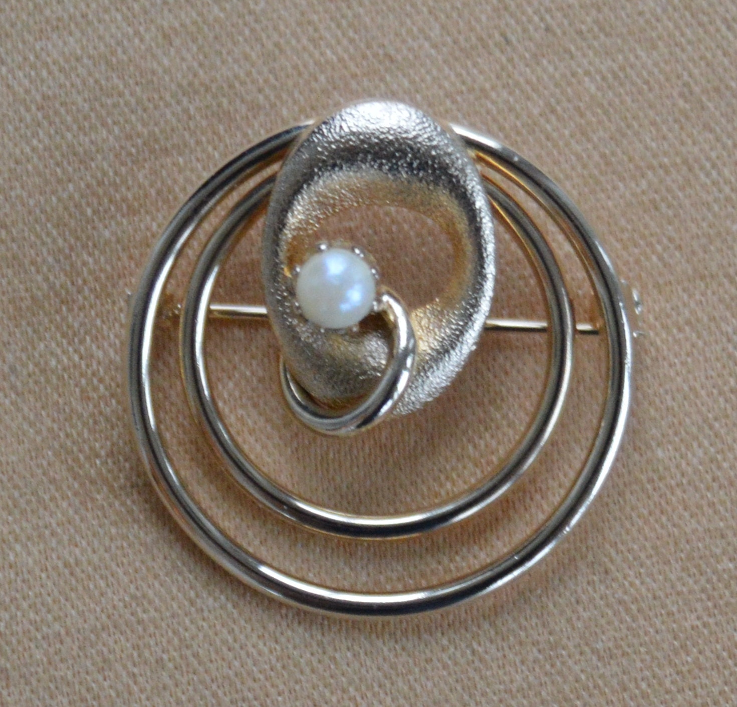 Hübsche Vintage Fauxperle, Gold-Ton Kreis Pin Brosche | A13 Hübsche Vintage Fauxperle, Gold-Ton Kreis Pin Brosche | A13 von Beadazzle27