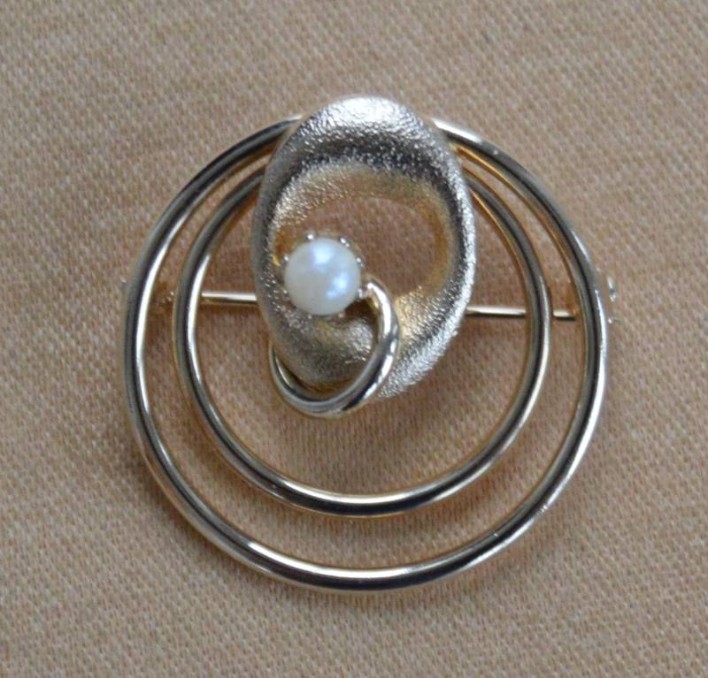 Hübsche Vintage Fauxperle, Gold-Ton Kreis Pin Brosche | A13 von Beadazzle27
