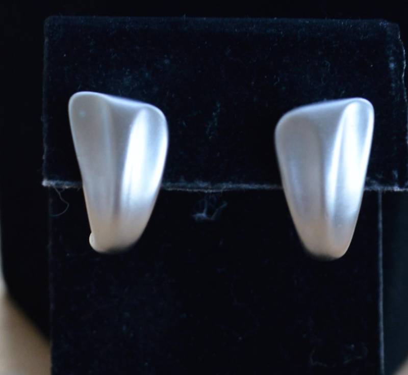 Hübsche Vintage Gebürstete Silberfarbene Halbcreolen, "The Limited" | J15 von Beadazzle27