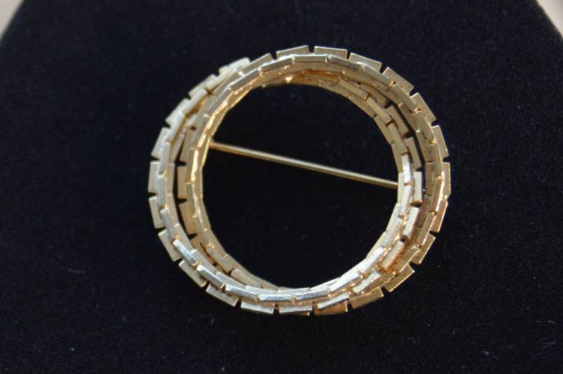 Hübsche Vintage Gold-Ton Swirl Knoten Brosche, Kreis Pin | I14 von Beadazzle27