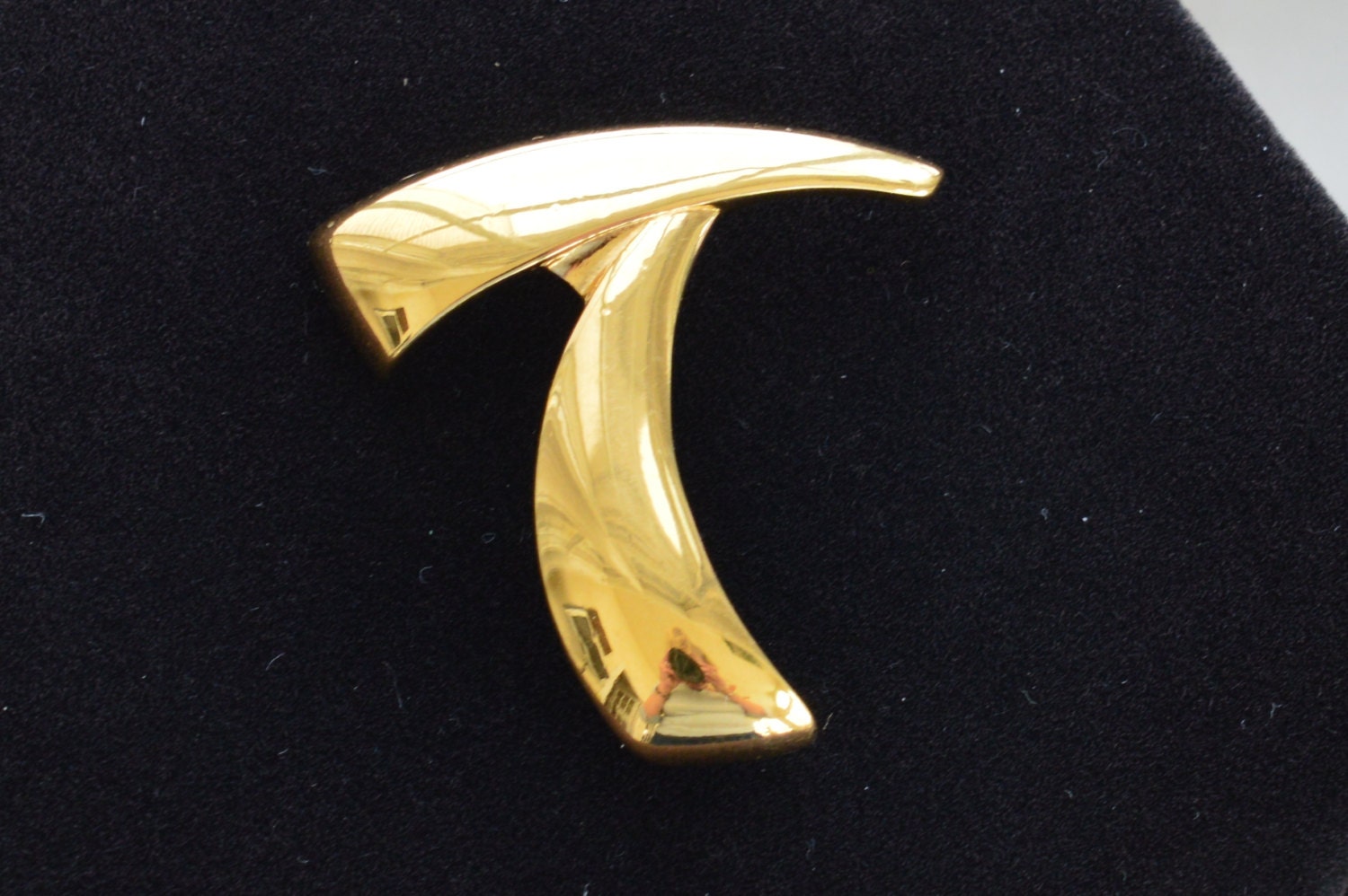 Hübsche Vintage Gold Ton "T" Oder Abstrakte Brosche, Monet | T6 Hübsche Vintage Gold Ton "T" Oder Abstrakte Brosche, Monet | T6 von Beadazzle27