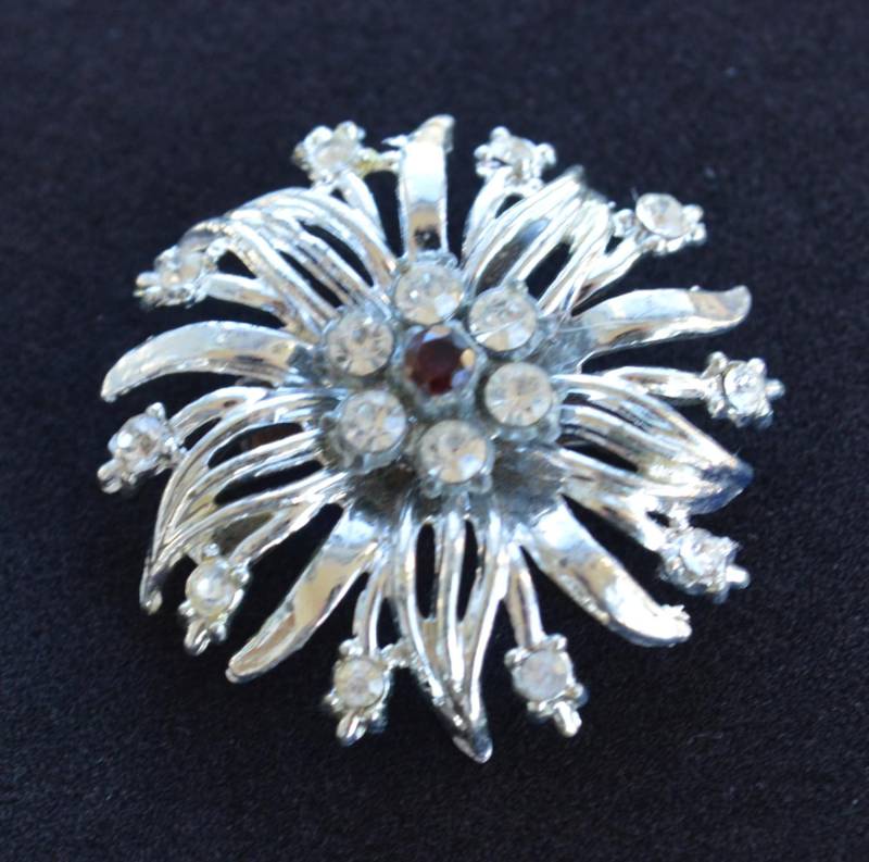 Hübsche Vintage Granat, Clear Strass-Blumen-Brosche, Silber Ton | G8 von Beadazzle27