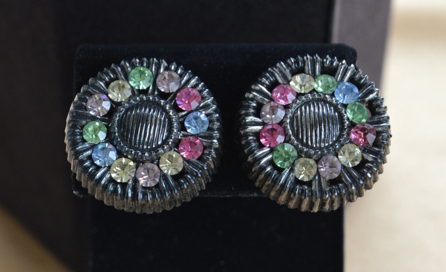 Hübsche Vintage Multi-Farbigen Strass, Verdunkelt Silber Ton Ohrclips | S13 von Beadazzle27