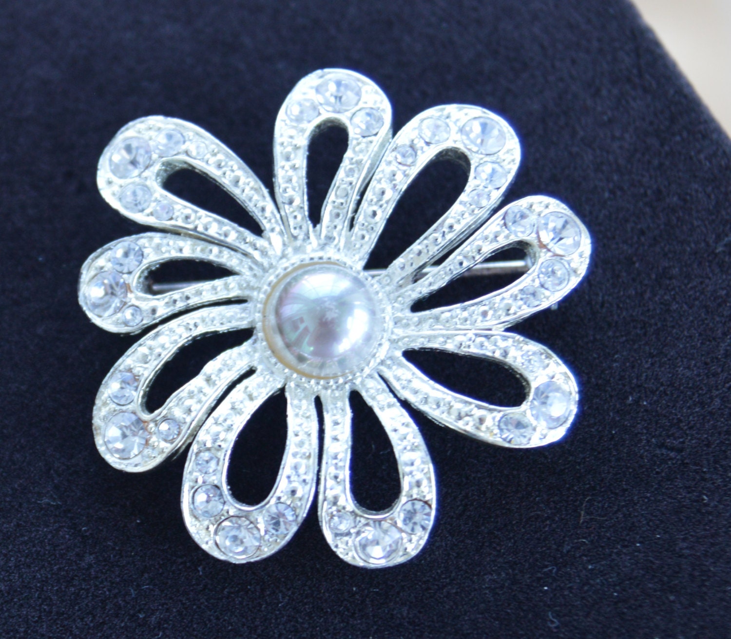 Hübsche Vintage Strass, Grau Faux Perle Blumenbrosche, Silber Ton | Aq3 Hübsche Vintage Strass, Grau Faux Perle Blumenbrosche, Silber Ton | Aq3 von Beadazzle27
