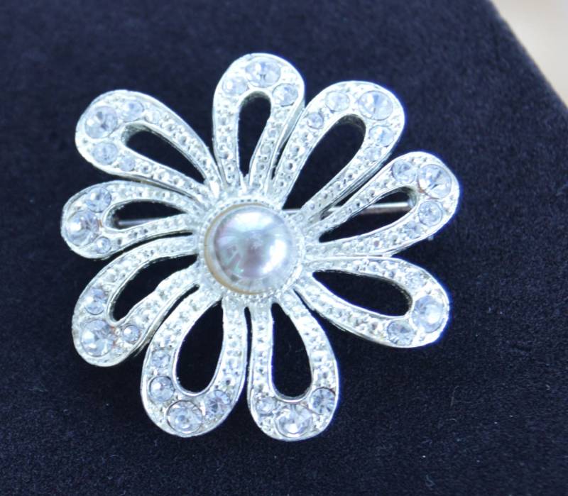 Hübsche Vintage Strass, Grau Faux Perle Blumenbrosche, Silber Ton | Aq3 Hübsche Vintage Strass, Grau Faux Perle Blumenbrosche, Silber Ton | Aq3 von Beadazzle27