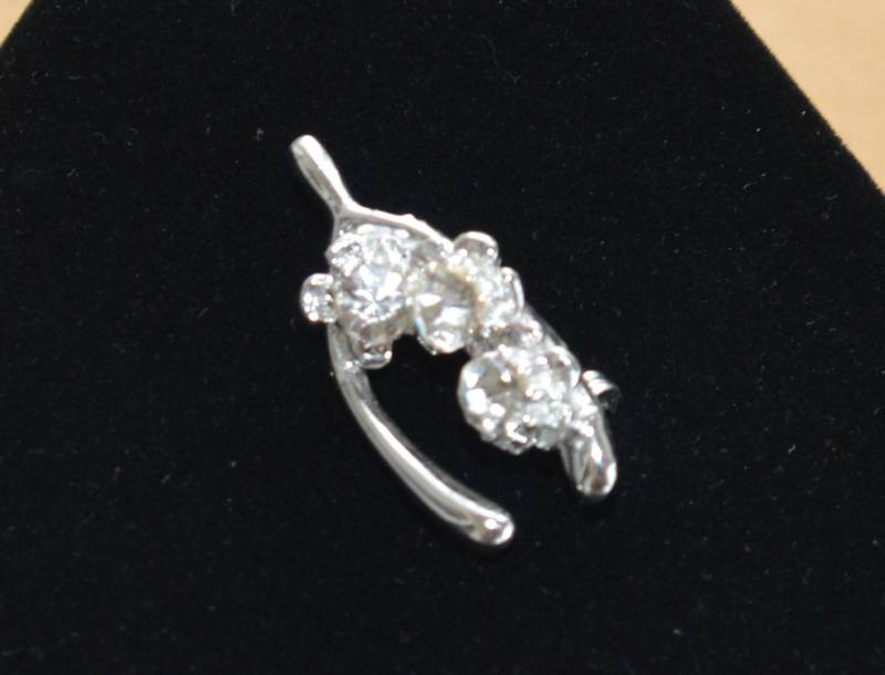 Hübsche Vintage Strass, Silberfarbene Blumen Wunschholz Brosche | Am3 von Beadazzle27