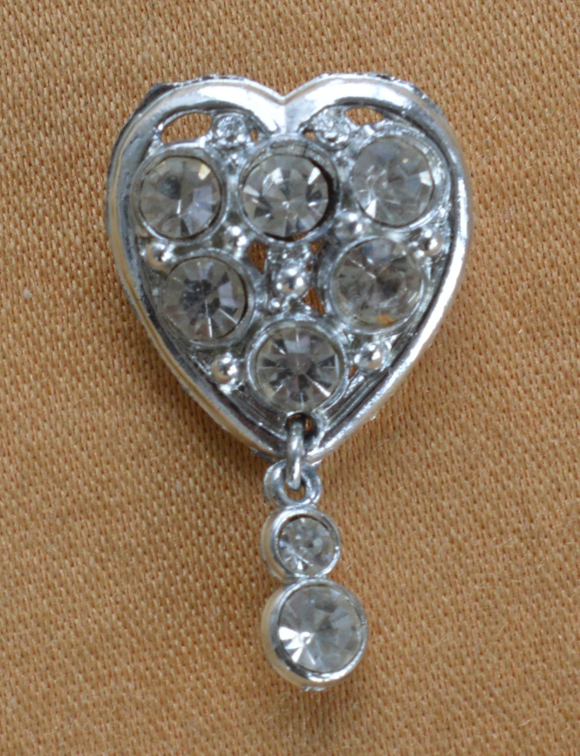 Hübsche Vintage Strass, Silberfarbene Herz Brosche | Am2 Hübsche Vintage Strass, Silberfarbene Herz Brosche | Am2 von Beadazzle27