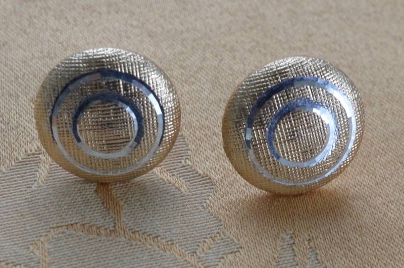 Hübscher Vintage Zweifarbig, Gebürstet Gold-Ton, Schnitt Diamant Silber Ton Wirbel Manschettenknöpfe | A4 von Beadazzle27