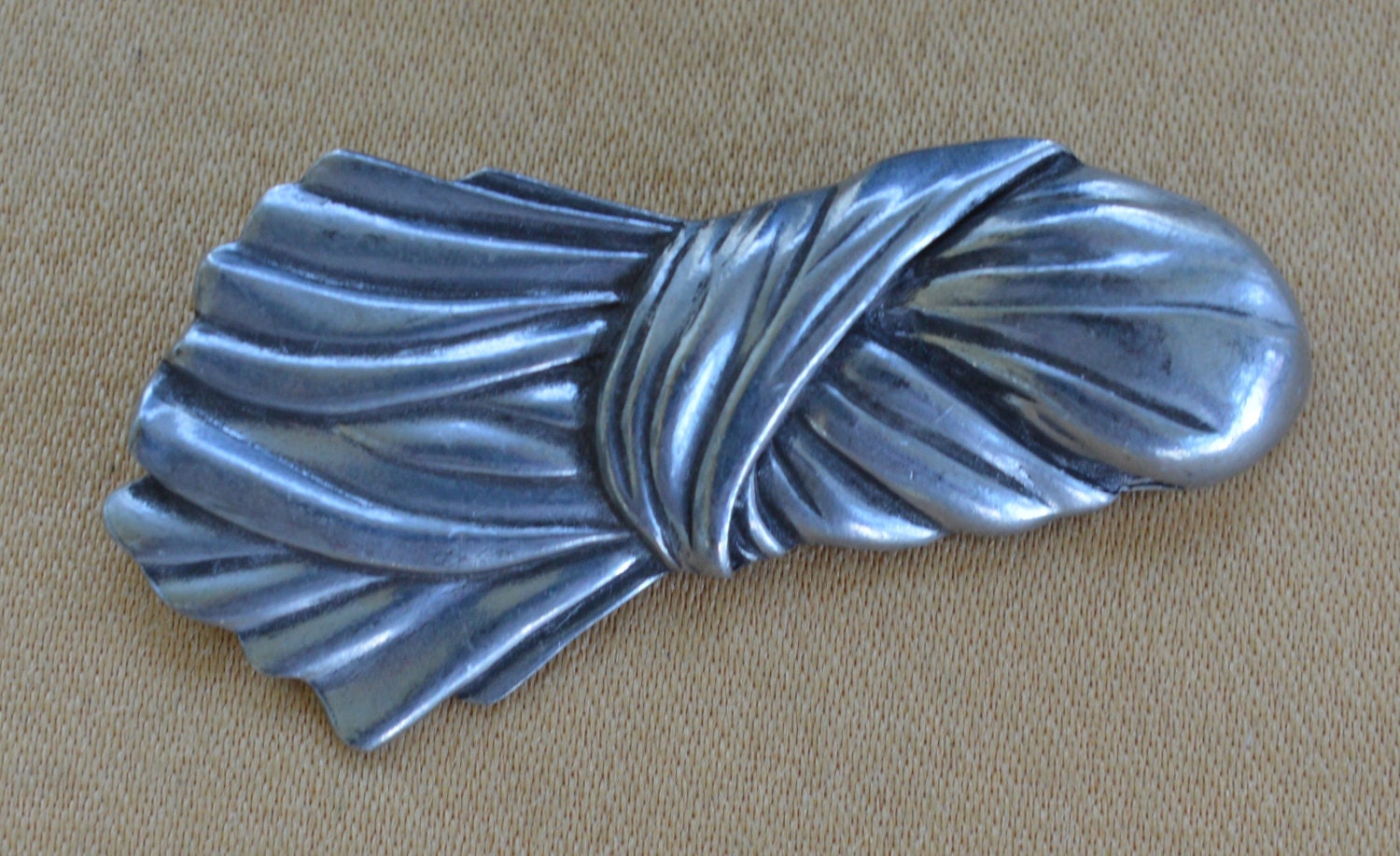 Hübsches Vintage Zinnband, Schärpenbrosche, "Seagull Pewter Canada 1988" | Ag10 Hübsches Vintage Zinnband, Schärpenbrosche, "Seagull Pewter Canada 1988" | Ag10 von Beadazzle27