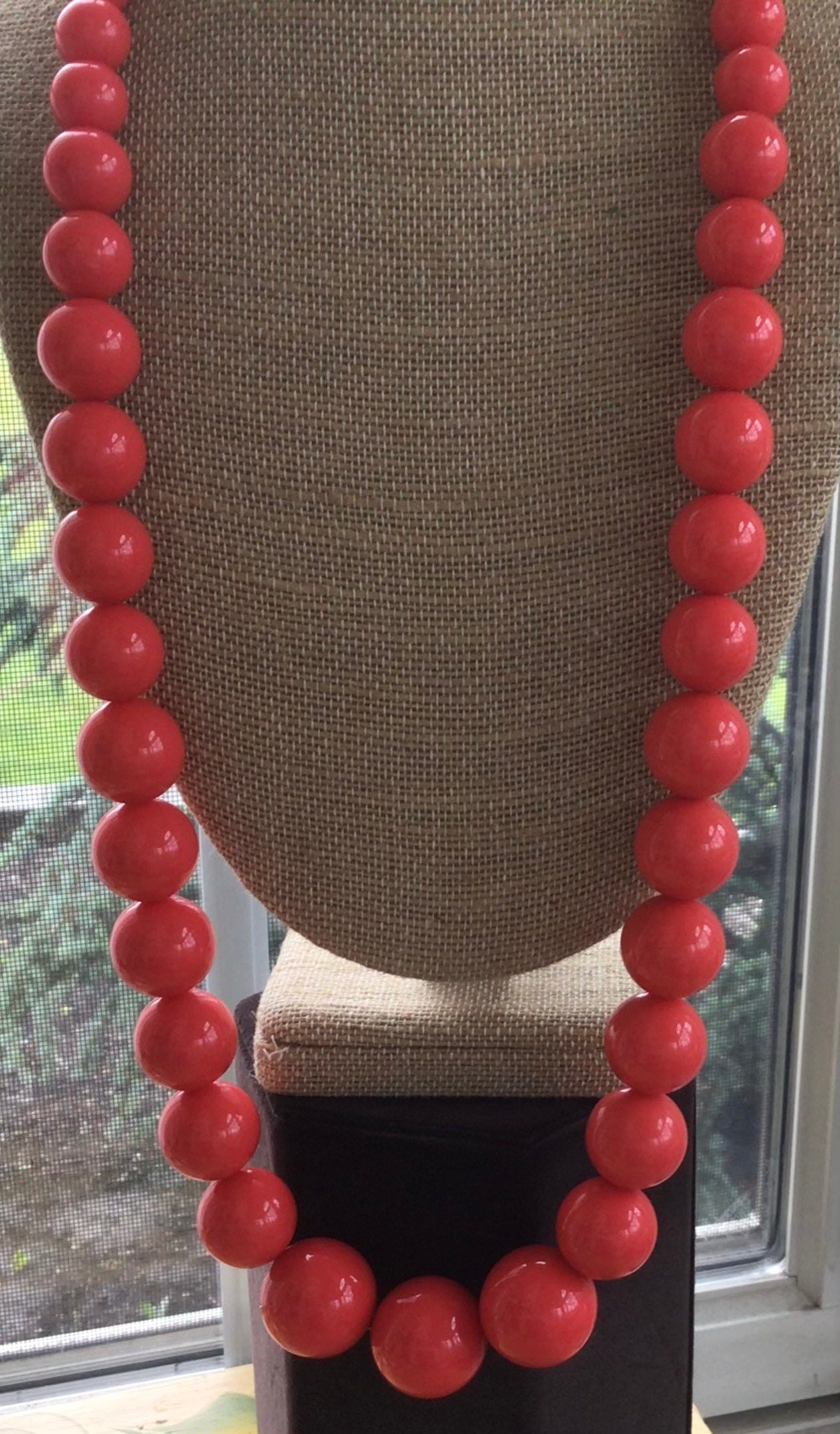 Koralle Orange Große Kunststoff Graduierte Perlen Halskette, Vintage, 33" von Beadazzle27