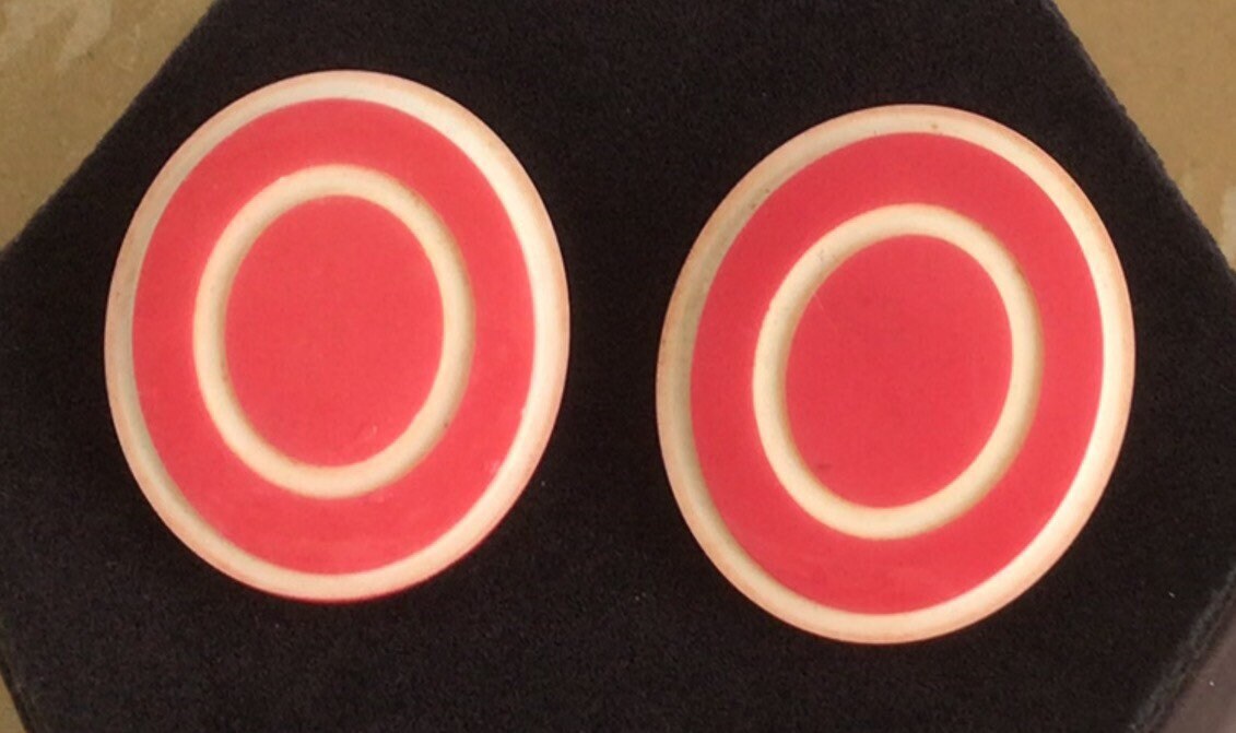 Koralle Pink Kunststoff Ovale Pierced Ohrringe, Groß, Vintage | A5 von Beadazzle27