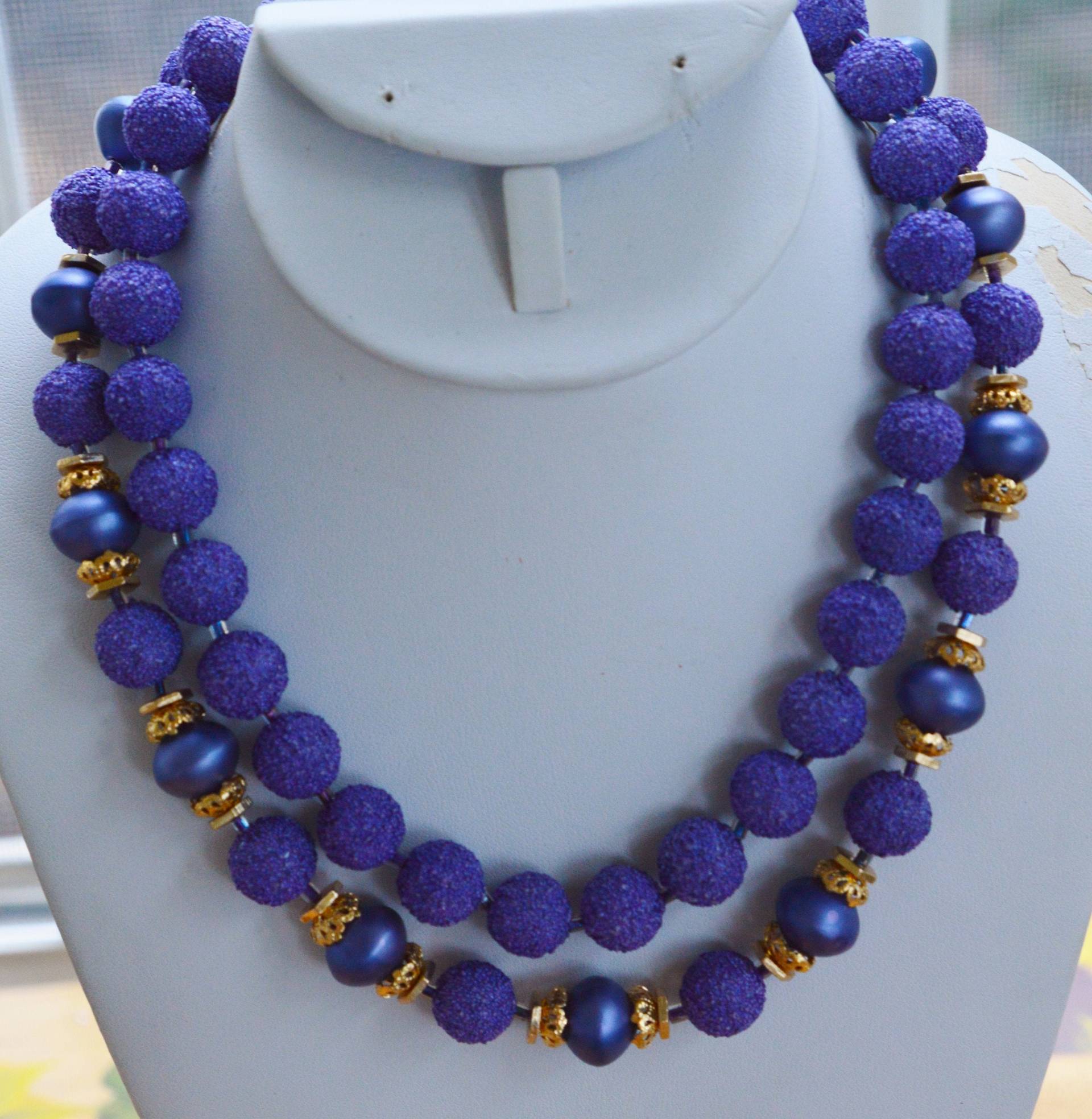 Lebendige Lila Kunststoff Perlen Multi-strang Halskette, Gold-Ton, Vintage, 16"-19-1/2" von Beadazzle27