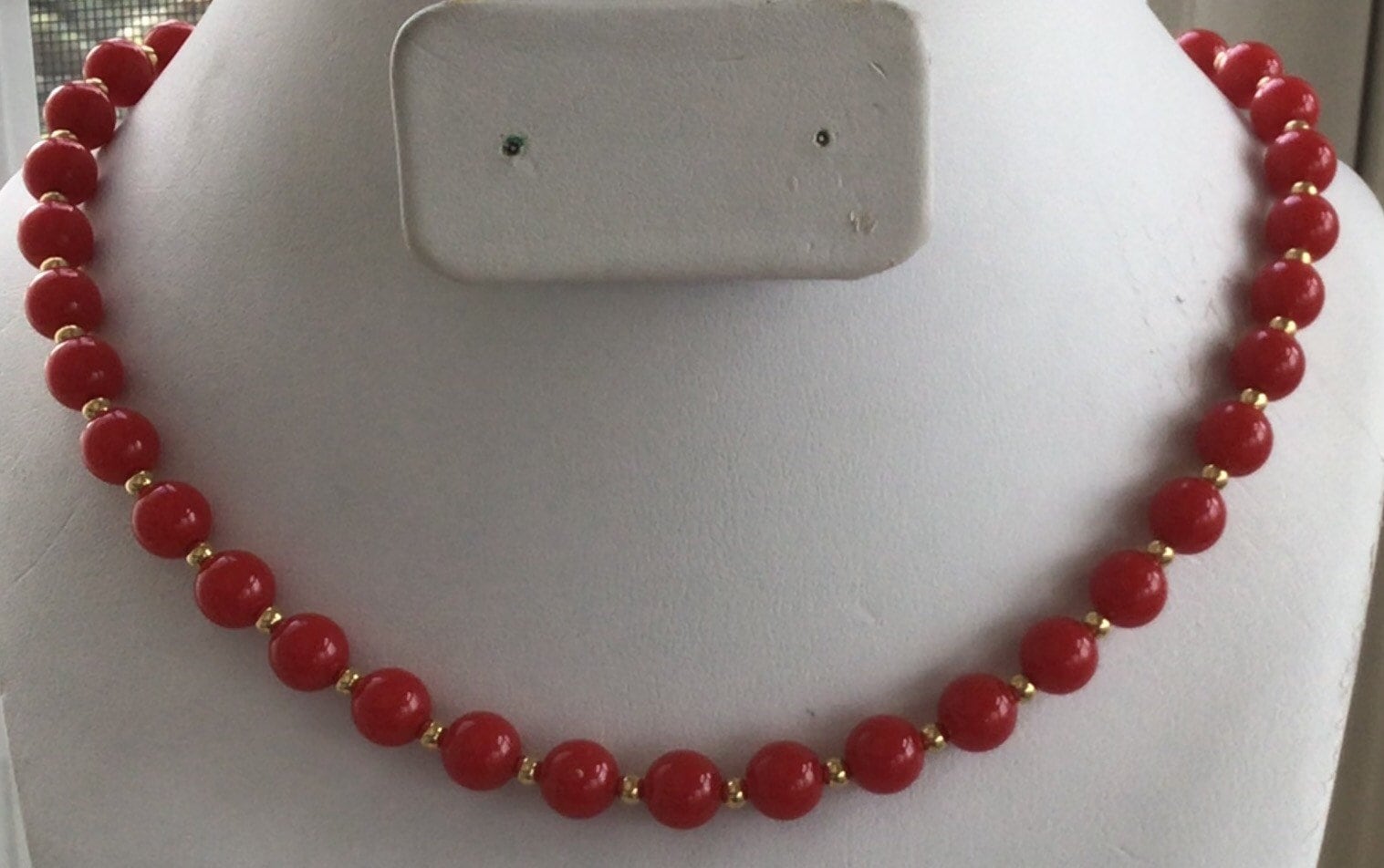 Monet Rote Kunststoffperlen, Goldfarbene Halskette, Verstellbar, Vintage | N1 von Beadazzle27
