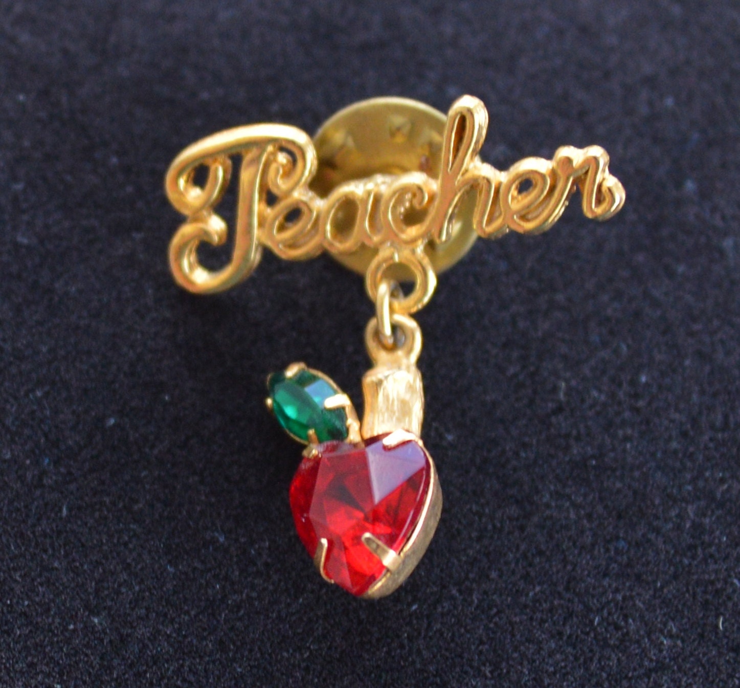 Niedliche Vintage Rot, Grün Strass Lehrer Tac Pin, Gold-Ton | Y2 Niedliche Vintage Rot, Grün Strass Lehrer Tac Pin, Gold-Ton | Y2 von Beadazzle27