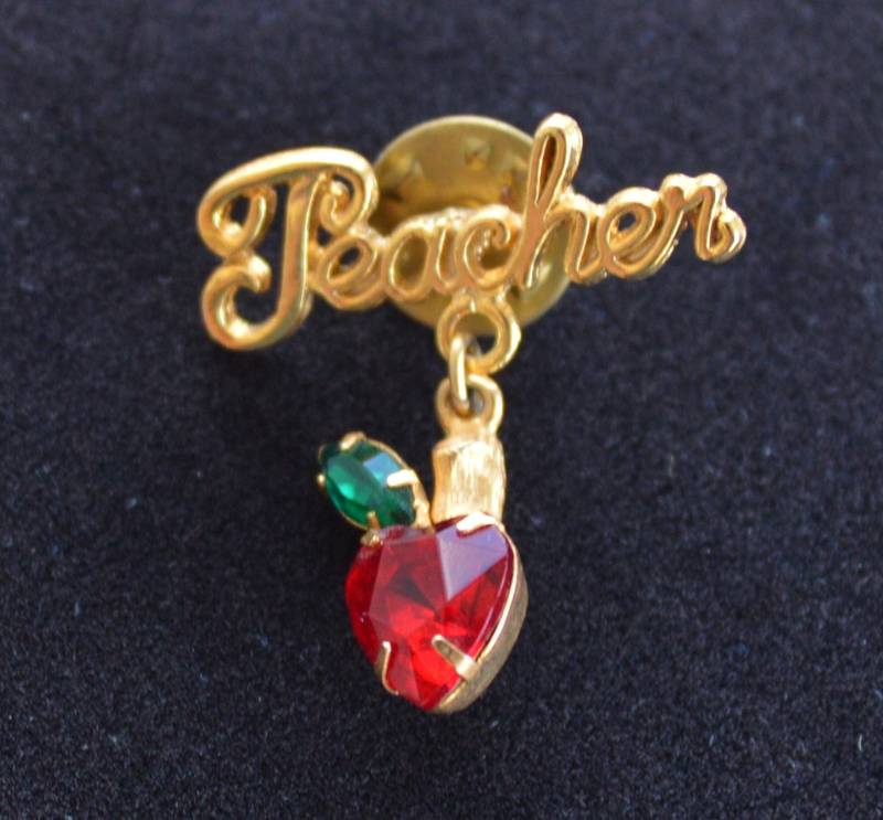 Niedliche Vintage Rot, Grün Strass Lehrer Tac Pin, Gold-Ton | Y2 Niedliche Vintage Rot, Grün Strass Lehrer Tac Pin, Gold-Ton | Y2 von Beadazzle27
